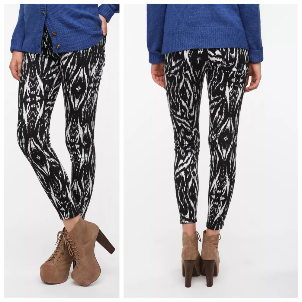 BDG Urban Outfitters Twig Mid-Rise Ikat Print Black and White Jeans Size 28